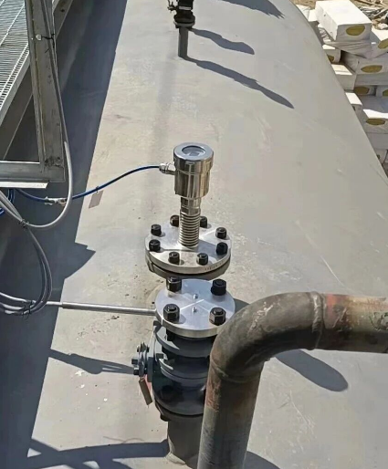 Derniers cas d'entreprise concernant Comment le radar à ondes guidées mesure-t-il le niveau d'interface en utilisant la différence de constante diélectrique?